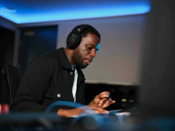 HD_490_Pro_Product_listening_hellotech